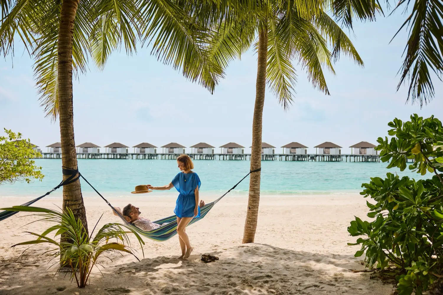Person entspannt in einer Hängematte am Strand