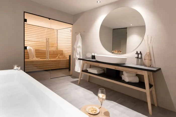 Badezimmer mit Badewanne, Waschtisch und Sauna