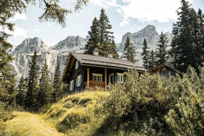 Berghütte vor einem felsigen Bergpanorama