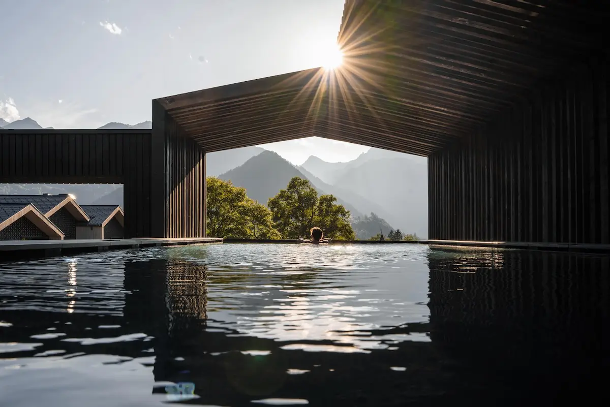 Moderner Infinitypool mit Blick auf eine Berglandschaft