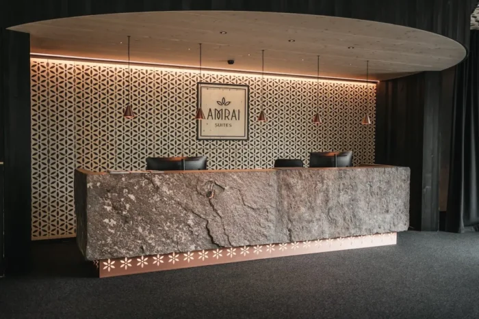 Hotelrezeption mit gemusterter Rückwand