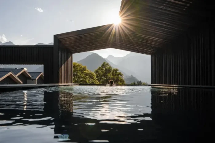 Infinitypool mit Blick durch einen Holzrahmen auf Berge