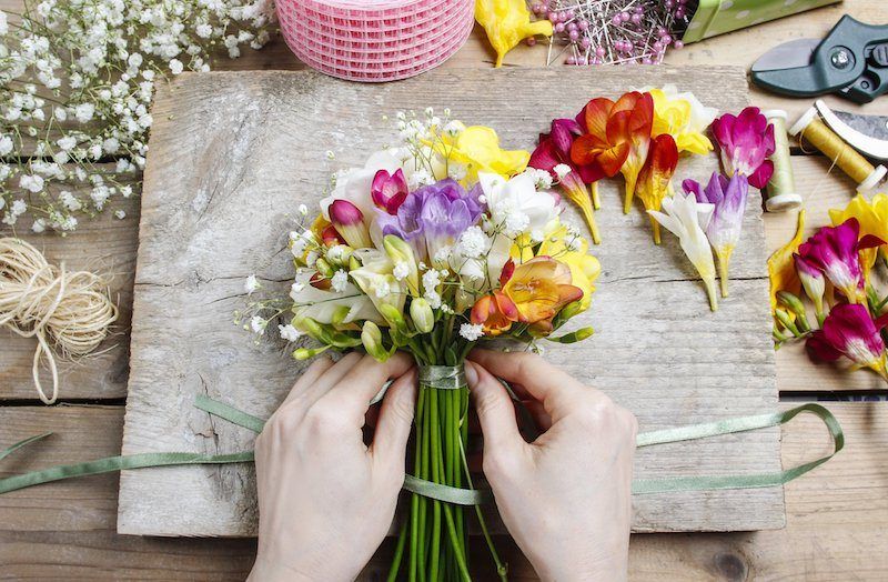Florist bindet Blumenstrauß