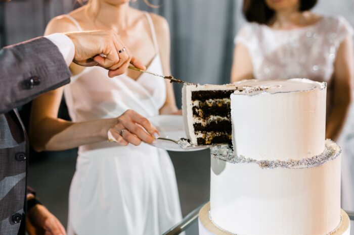 Brautpaar schneidet eine Hochzeitstorte an