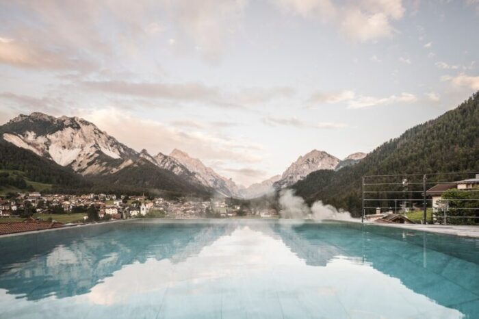Hideaway Excelsior Dolomites Life Resort: Poollandschaft mit Bergpanorama