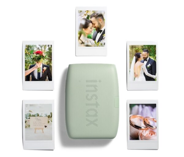 eine mintfarbene instax Kamera mit Polaroids