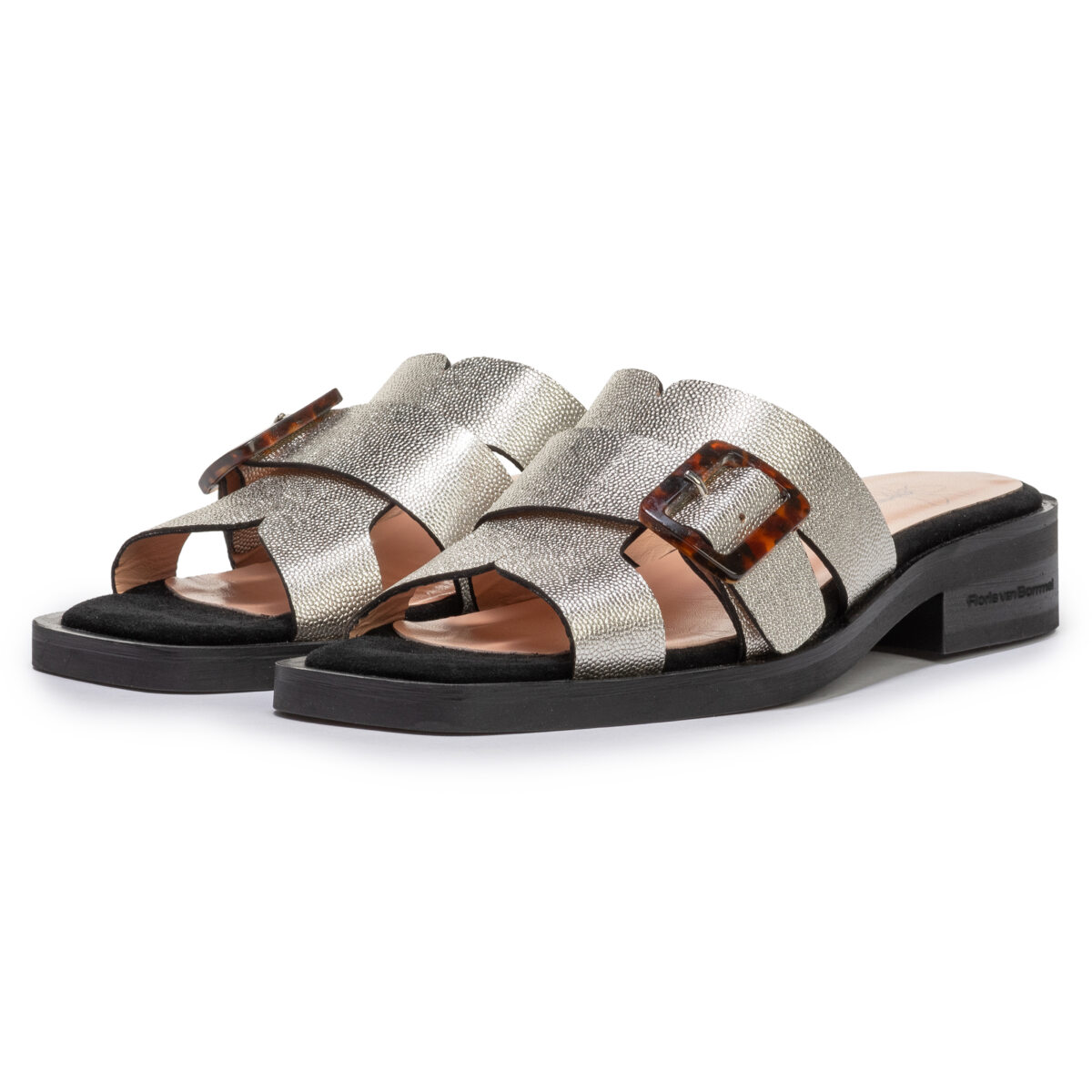 Paar silberfarbene flache Sandalen mit Riemen