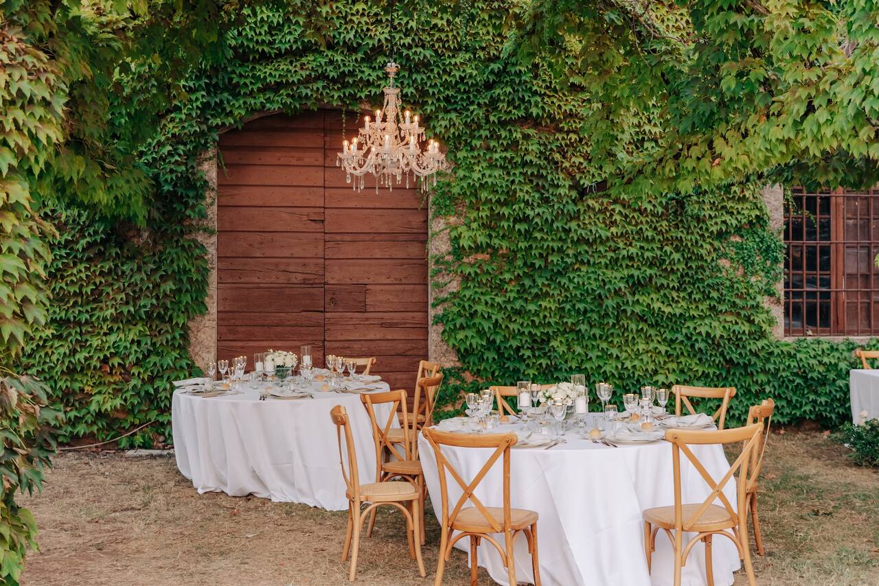 Hochzeit im Garten: Tische im Grünen