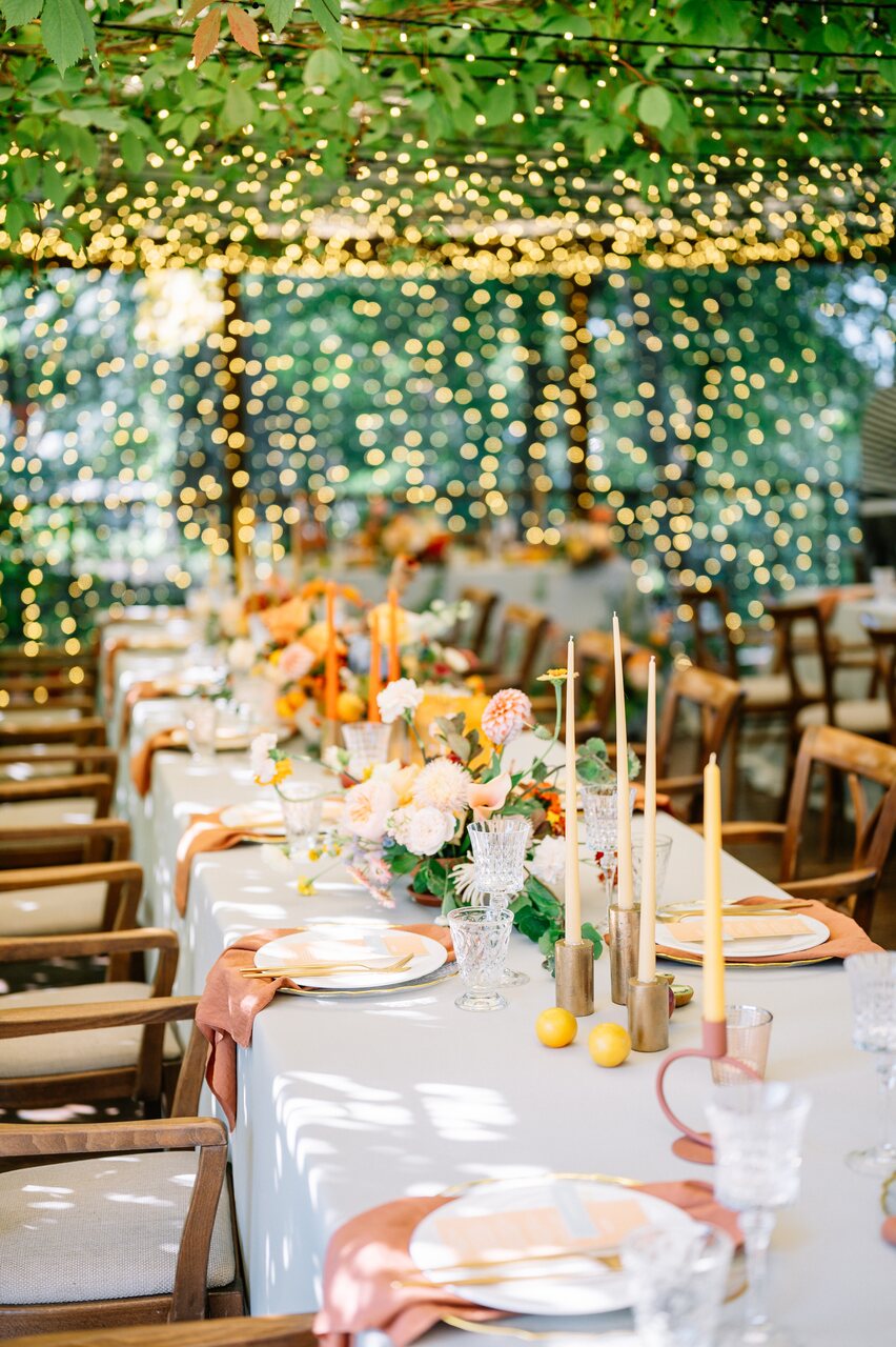 Gartenhochzeit: Gedeckte Tafel im Garten