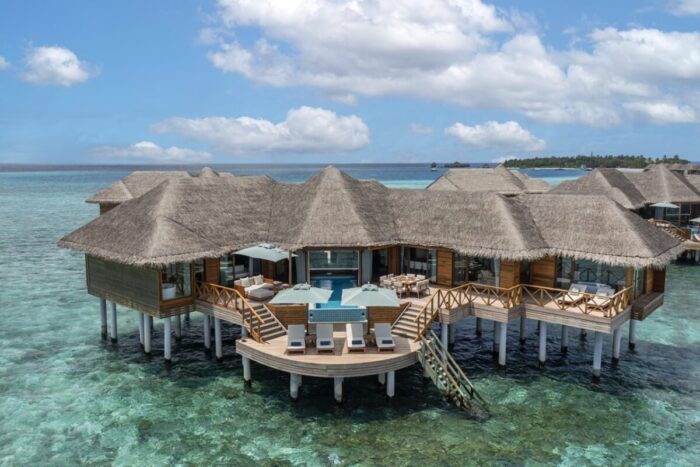 Über dem Wasser errichtete Pavillons mit großer Sonnenterrasse