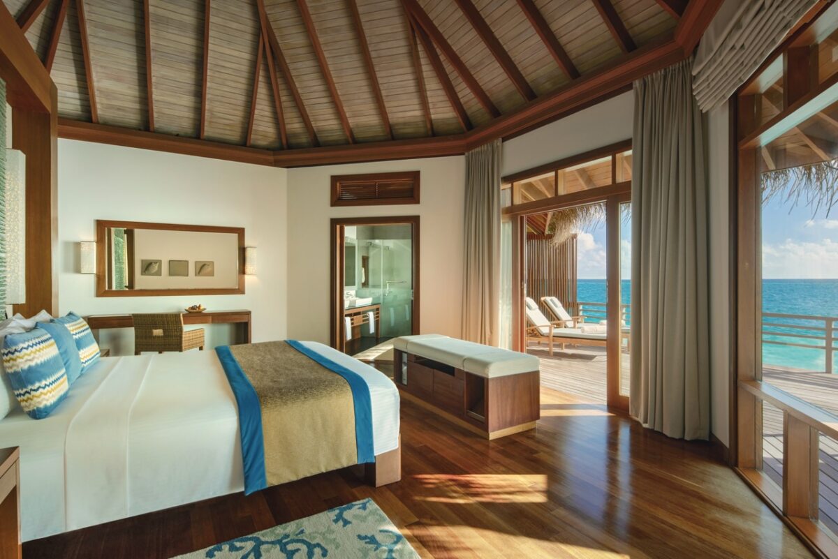 Schlafzimmer mit Holzboden und Blick auf das Meer