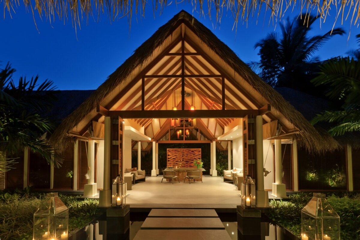 Beleuchteter tropischer Pavillon bei Nacht