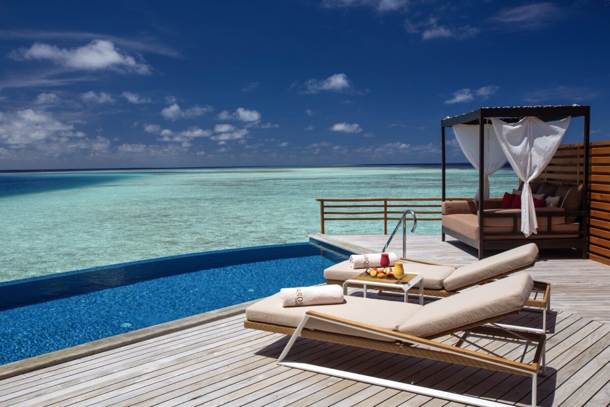 Sonnenliegen an einem privaten Pool mit offenem Meerblick