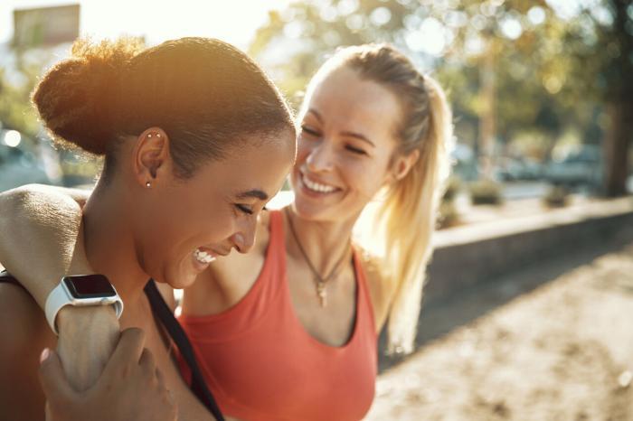 Trauzeugin Geschenk: Freundinnen lachen zusammen