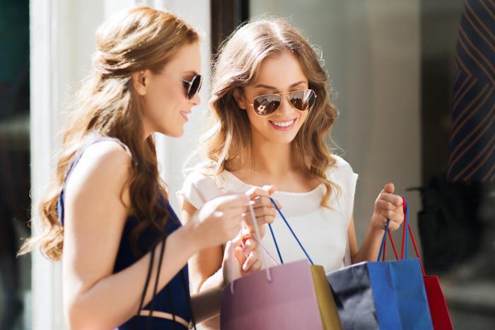 Trauzeugin Geschenk: Zwei Freundinnen beim Shoppen