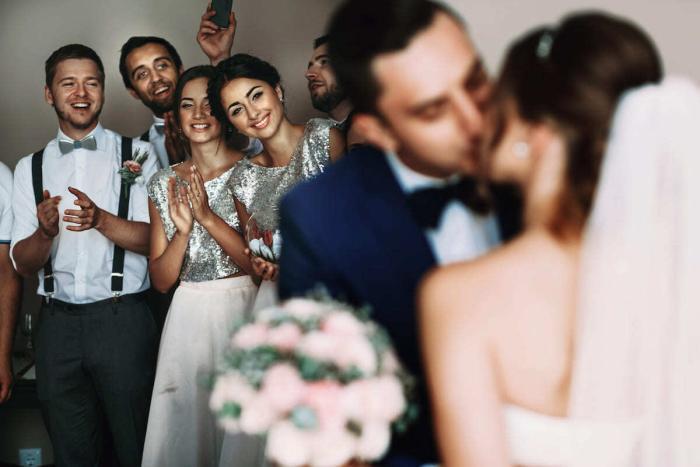 Männliche Brautjungfern beobachten den Hochzeitstanz