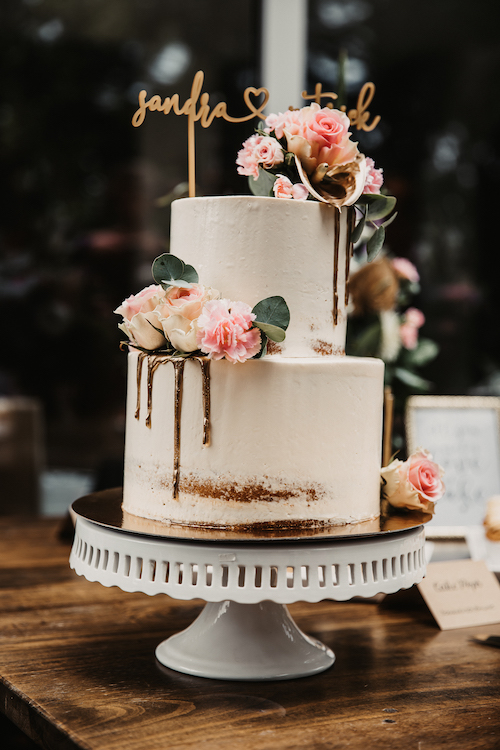 Hochzeitstorten zum Verlieben: 10 süße Highlights für eure Hochzeitsfeier SemiNaked-Cake-mit-Golddrip-5