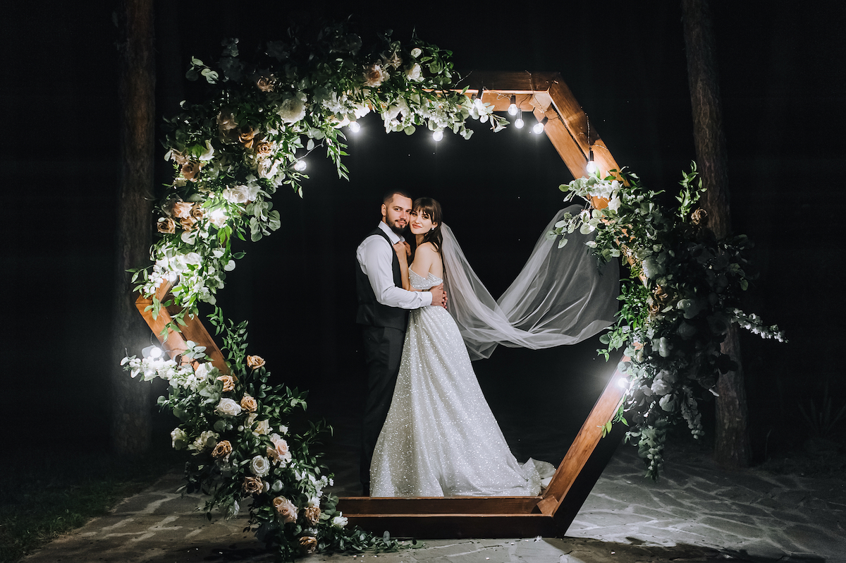 Hexagon-Traubogen als einer der Hochzeitstrends 2024