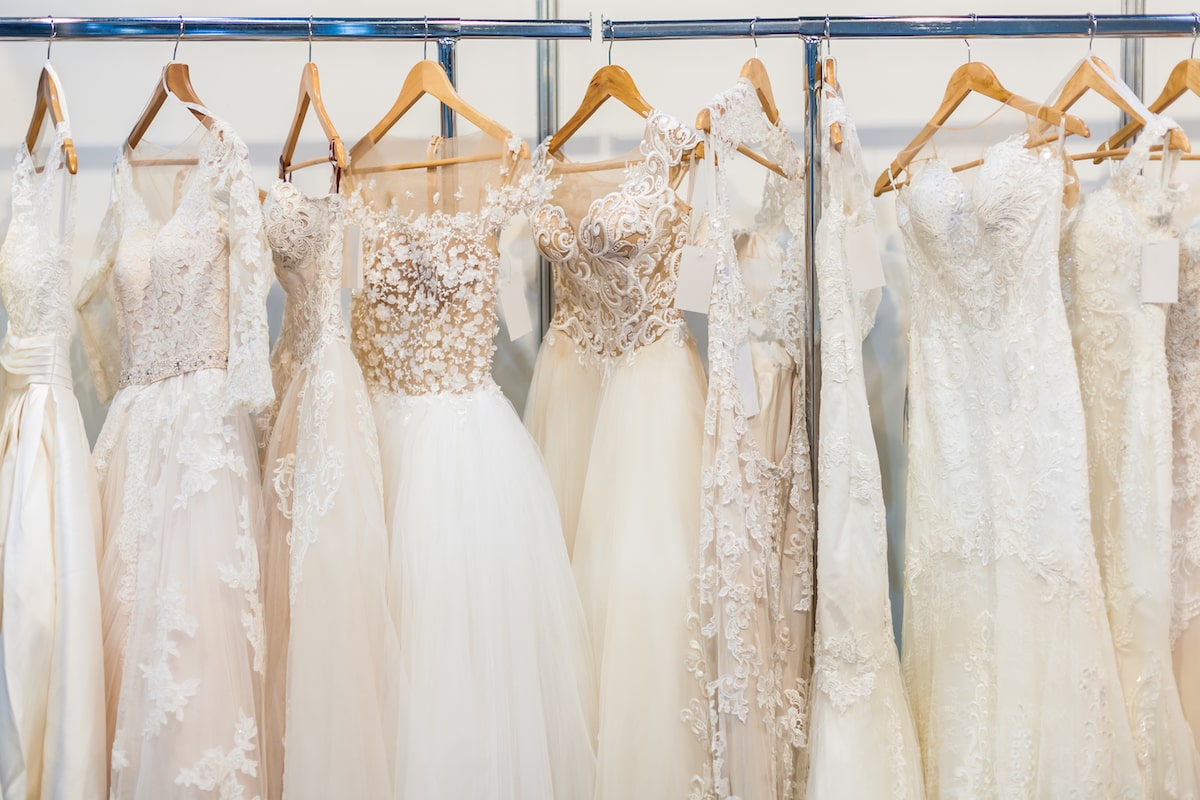 Second Hand Brautkleider an der Stange