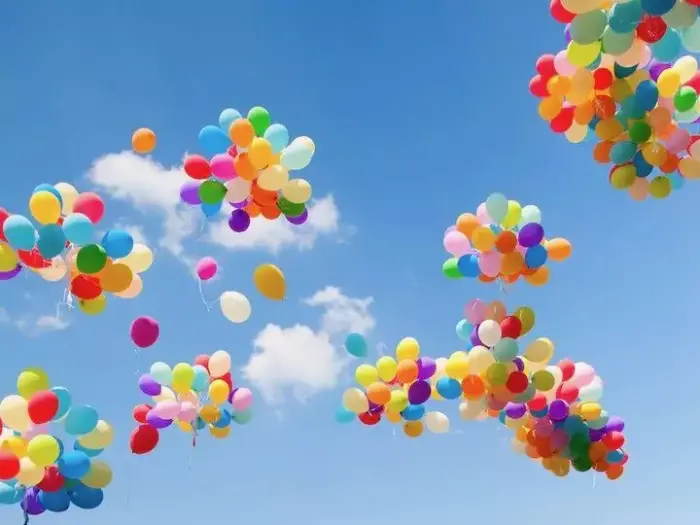 Bunte Luftballons am blauen Himmel