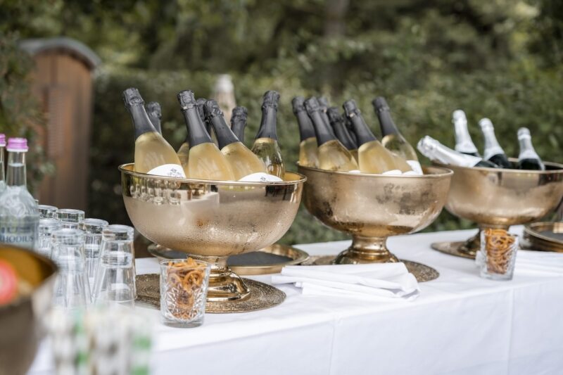 Sekt in Kübeln auf einem Tisch