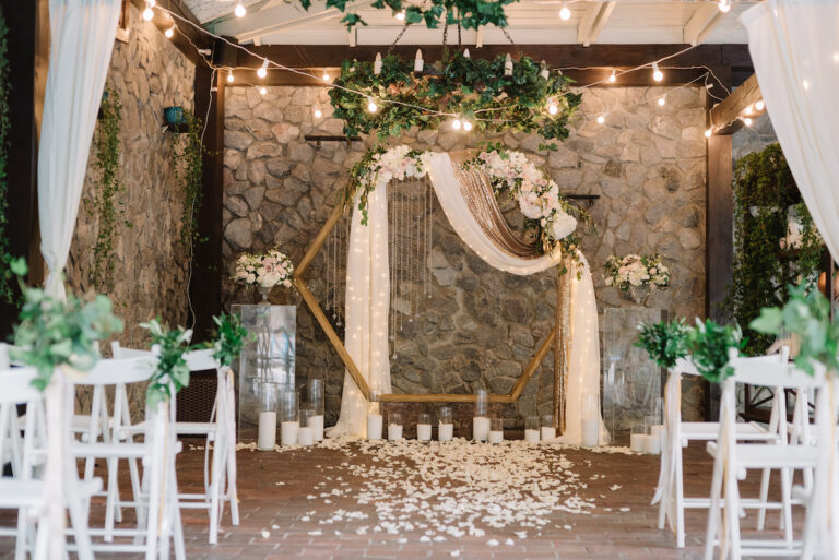 Hochzeitsfloristik: 13 Fehler und wie du sie vermeiden kannst Beautiful,Modern,Hexagon,Wedding,Arch,For,Unique,Contemporary,Wedding,Ceremony