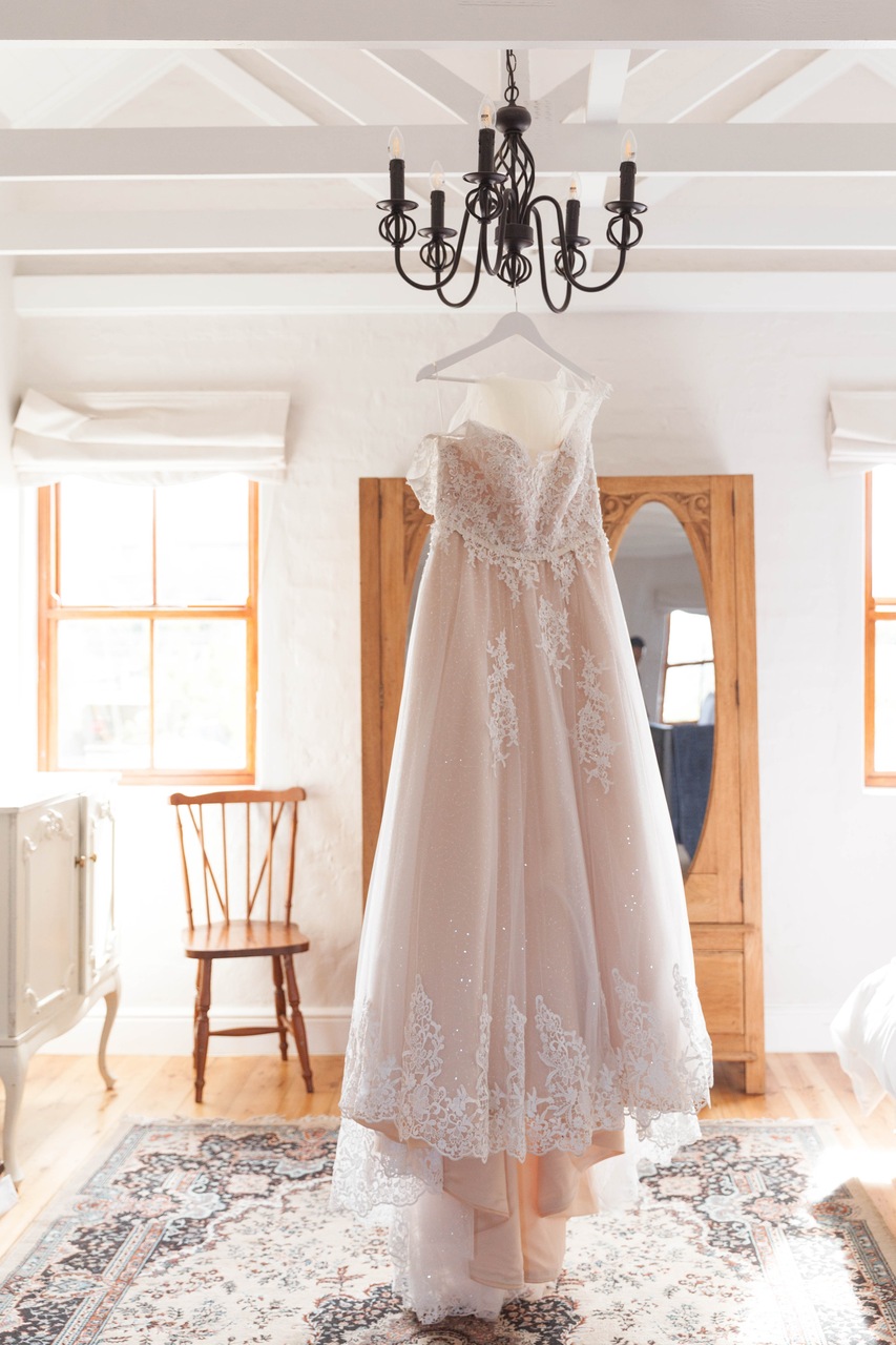 Brautkleid verkaufe; Hochzeitskleid hängt im Wohnzimmer
