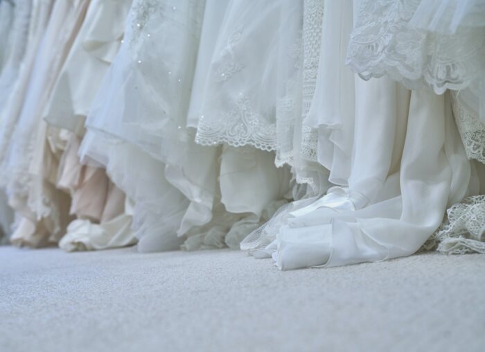 Brautkleider auf der Stange
