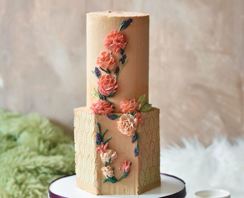 Hochzeitstorten zweistöckig mit Blumendeko