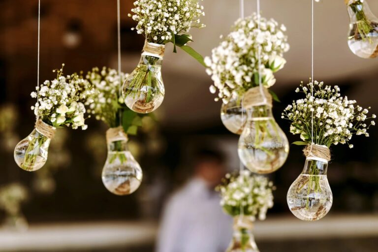 DIY-Hochzeit: Glühbirnen mit Schleierkraut DIY Hochzeit: Glühbirnen mit Schleierkraut