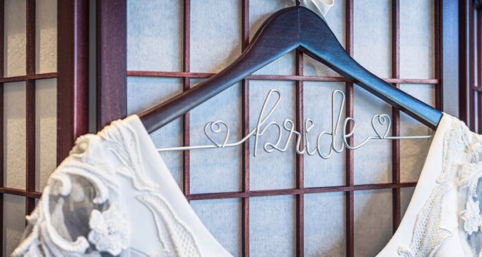 Brautkleider: Brautkleid auf einem Bügel