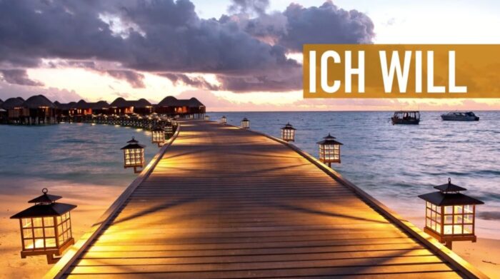 Beleuchteter Steg über dem Meer bei Sonnenuntergang mit Textfeld