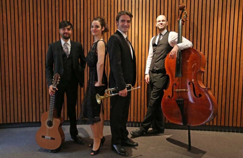 Wedding Band mit Musikinstrumenten lächelt in die Kamera