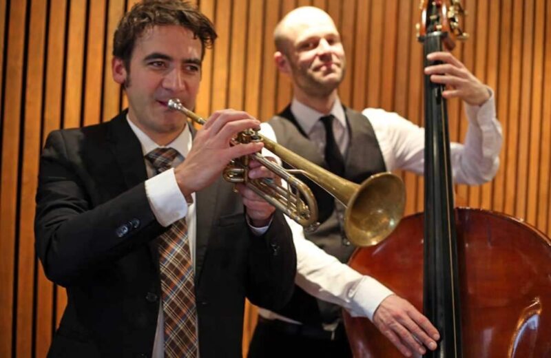 Warum eine Live Jazzband für Ihre Hochzeit? Musik vom Band kann schön sein, aber Live-Musik berührt auf eine ganz besondere Weise. Eine echte Band passt sich an den Moment an, spielt mit Emotion und sorgt für eine einzigartige Atmosphäre. Erfahrung & Leidenschaft: Unsere Musiker sind echte Profis, die ihre Kunst lieben und leben. Vielfältiges Repertoire: Von Frank Sinatra über Miles Davis bis zu stilvollen Pop-Songs im Jazz-Gewand. Flexibilität: Vom intimen Jazz-Duo bis zur großen Swingband – perfekt abgestimmt auf Ihre Hochzeit. Individuelle Planung: Wir gehen auf Ihre Wünsche ein und beraten Sie unverbindlich. Einfache Buchung: Prüfen Sie die Verfügbarkeit Ihrer Wunschband mit nur wenigen Klicks.