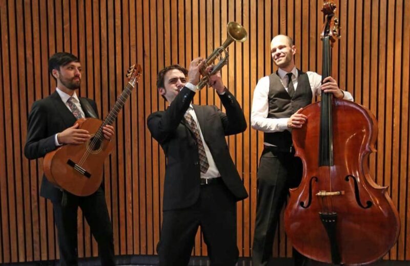 Warum eine Live Jazzband für Ihre Hochzeit? Musik vom Band kann schön sein, aber Live-Musik berührt auf eine ganz besondere Weise. Eine echte Band passt sich an den Moment an, spielt mit Emotion und sorgt für eine einzigartige Atmosphäre. Erfahrung & Leidenschaft: Unsere Musiker sind echte Profis, die ihre Kunst lieben und leben. Vielfältiges Repertoire: Von Frank Sinatra über Miles Davis bis zu stilvollen Pop-Songs im Jazz-Gewand. Flexibilität: Vom intimen Jazz-Duo bis zur großen Swingband – perfekt abgestimmt auf Ihre Hochzeit. Individuelle Planung: Wir gehen auf Ihre Wünsche ein und beraten Sie unverbindlich. Einfache Buchung: Prüfen Sie die Verfügbarkeit Ihrer Wunschband mit nur wenigen Klicks.