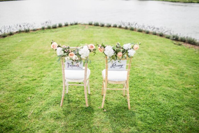 Namensänderung nach der Hochzeit: zwei Stühle auf einer grünen Wiese
