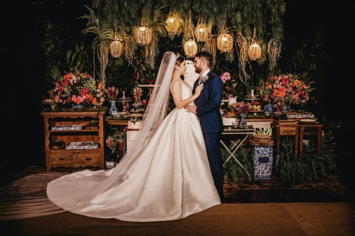 Namensänderung nach der Hochzeit: Tanzendes Brautpaar
