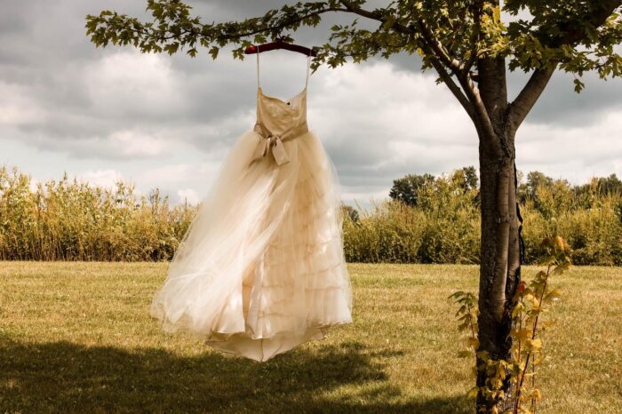 Hochzeitskleid hängt am Baum