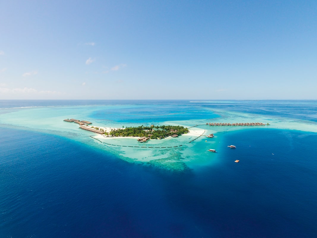 Luftaufnahme einer kleinen tropischen Insel im Meer