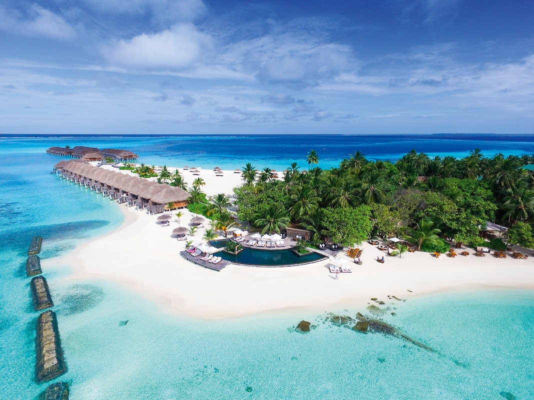 Luftaufnahme einer tropischen Insel mit Wasservillen
