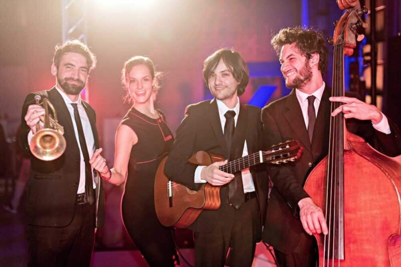Wedding Band mit Musikinstrumenten lächelt in die Kamera