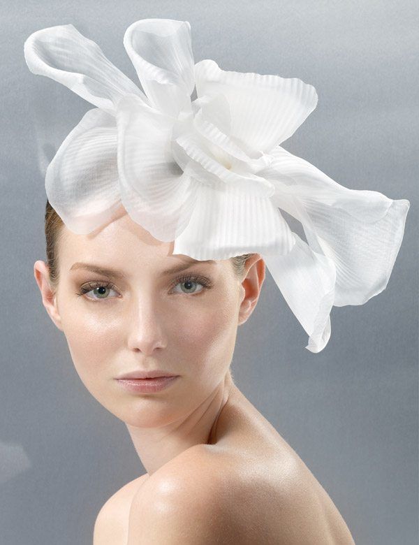 Model mit übergroßem weißem Blütenfascinator