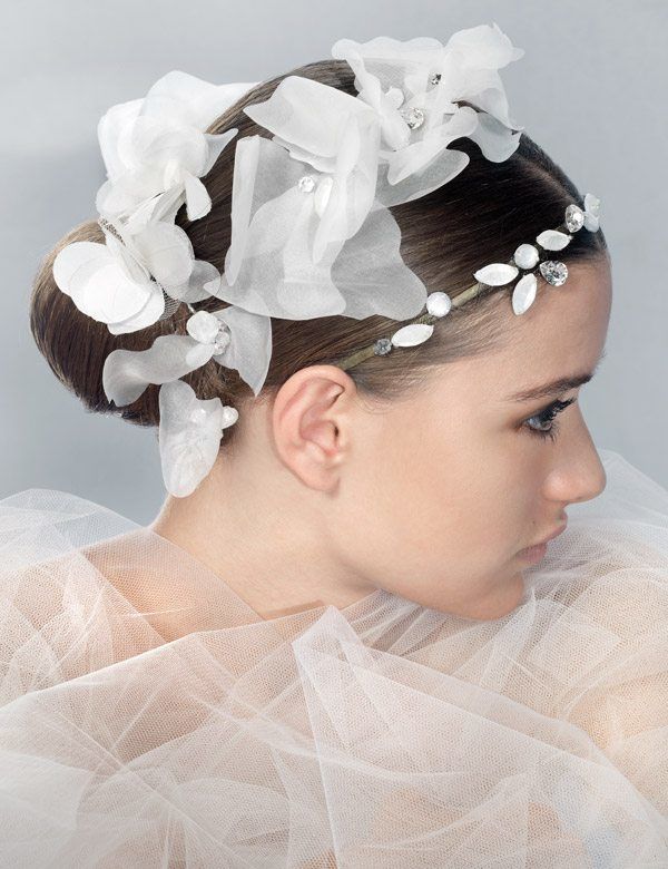 Brautfrisur mit großem weißem Blütenhaarschmuck