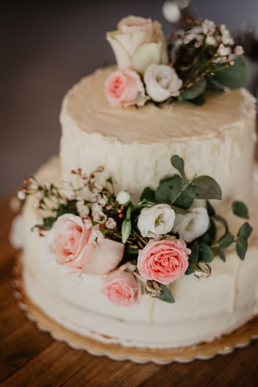 Hochzeitstorten zweistöckig mit Blumenschmuck