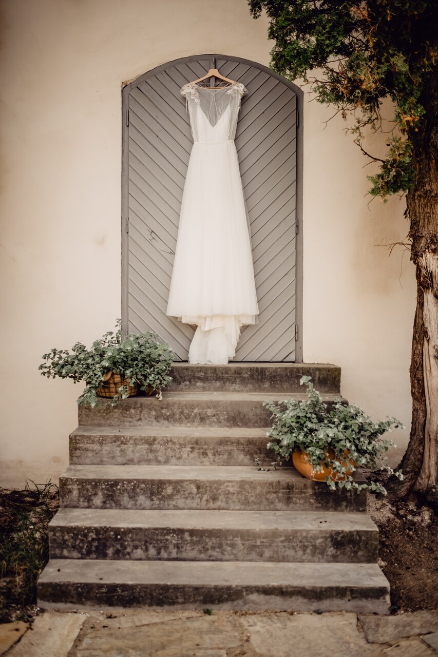 Brautkleid hängt vor der Haustüre