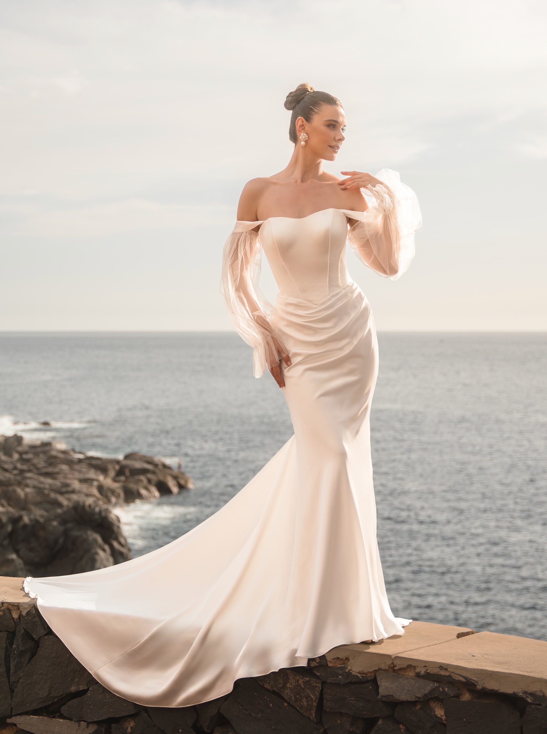 Satin-Mermaid-Kleid mit Off-Shoulder-Chiffonärmeln und offenem Rücken