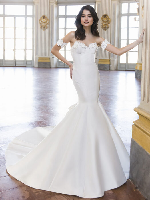 Schulterfreies Brautkleid im Trompetenschnitt mit Sweetheart-Ausschnitt, Offshoulder-Trägern, Blütenaapplikationen, Schleife und Schleppe von Enzoani, Modell Trudy