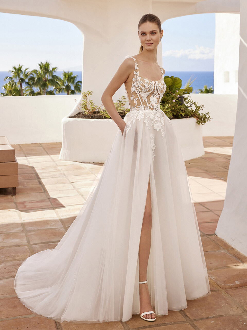 Prinzess-Hochzeitskleid mit transparenter Spitzenkorsage, Karree-Ausschnitt, Tattoo-Effekt, tiefem Rücken und Schleppe von Love by Enzoani, Modell Clarabelle