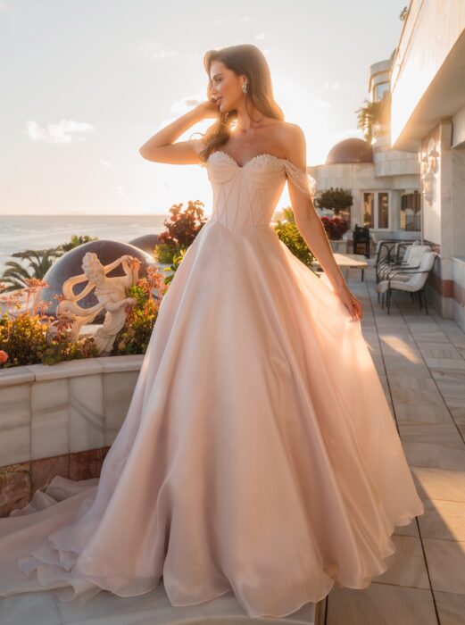 Organza-Kleid mit drapiertem Oberteil, Perlenbesatz und voluminösem Rock