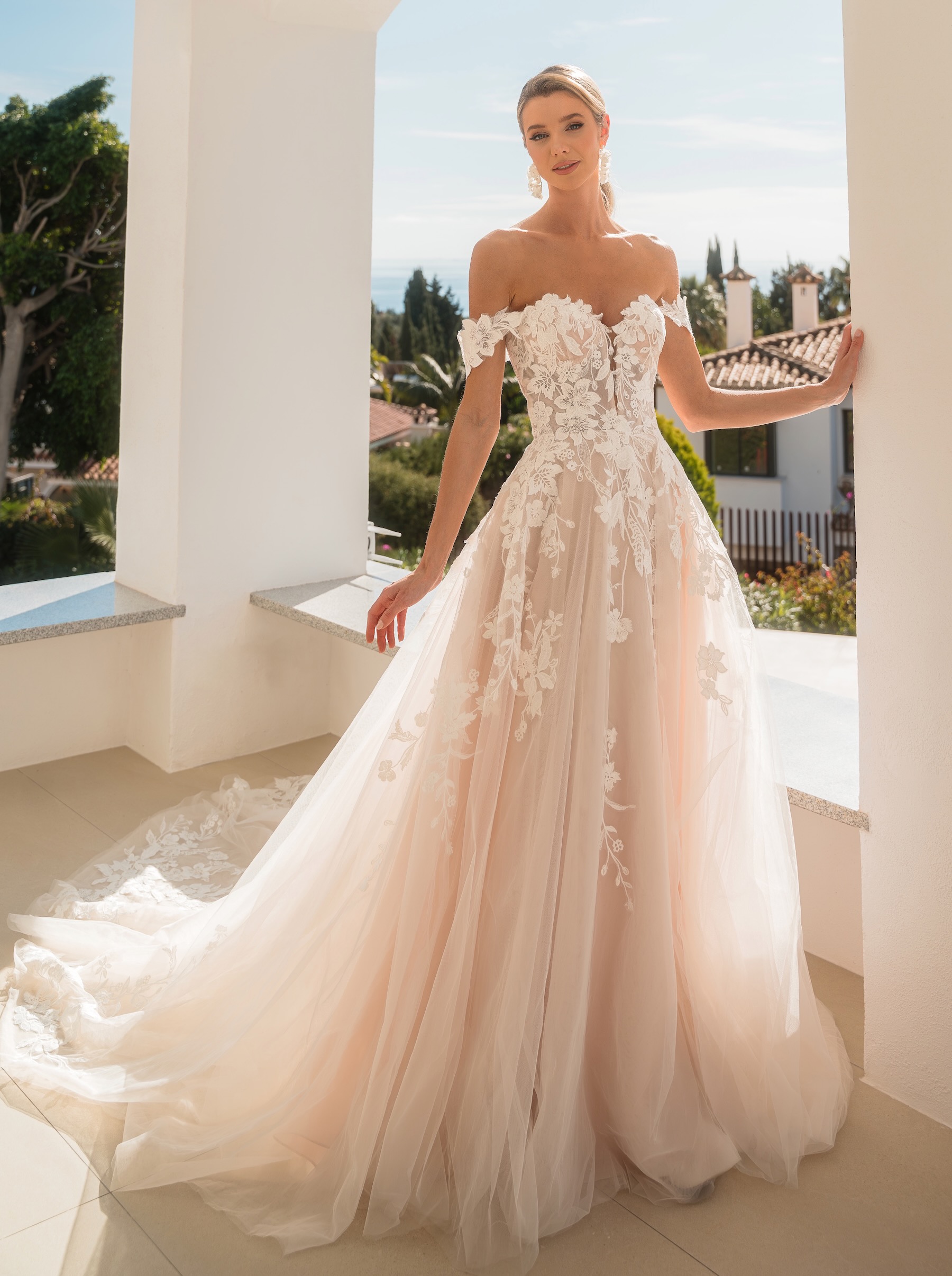 A-Linien-Kleid mit 3D-Blütenspitze, tiefem V-Ausschnitt und prächtiger Spitzen-Schleppe